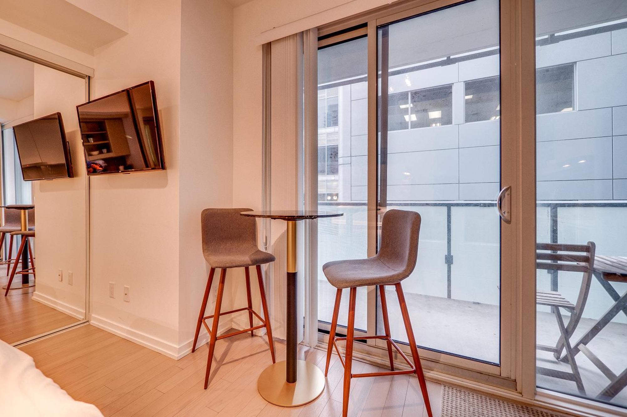 Modern Suite On Peter St - City View Toronto Exterior photo