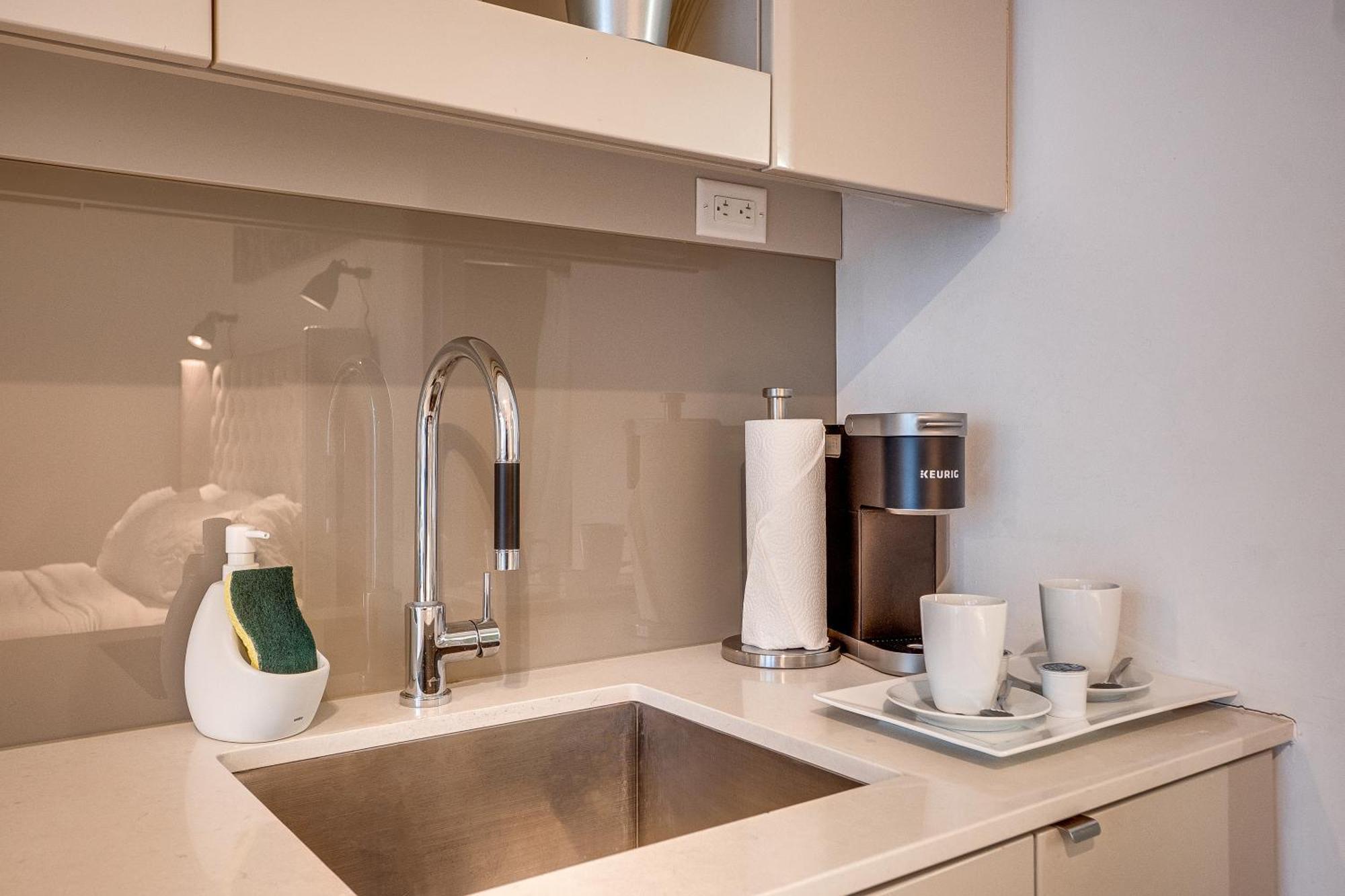 Modern Suite On Peter St - City View Toronto Exterior photo